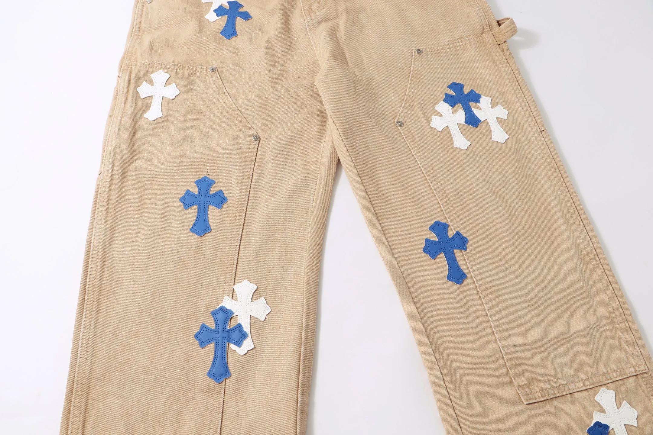P280 Style No.: H903 Croxin & 𝐂𝐡𝐫𝐨𝐦𝐞 𝐇𝐞𝐚𝐫𝐭 ss25 white and blue patchwork leather workwear imitation wood jeans. Styles with different washed textures are very friendly to people with thin legs. The slightly flared version perfectly modifies the leg shape. The timeless and moderate length makes it easy to match and match. It is the basis for various styles and is a must-have in your wardrobe! The fabric is stiff but also makes the upper body soft without losing texture. The washing process is even more perfect. It is a must-have item for everyone! ! ! Washed wheat, hang tag, pants label, three labels complete Color: khaki Size: 30-32-34-36